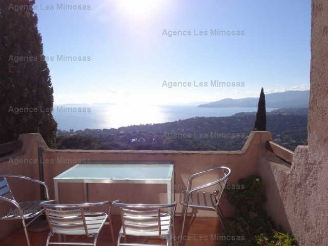 Location Gigaro, Appartement avec balcon et vue mer panoramique.