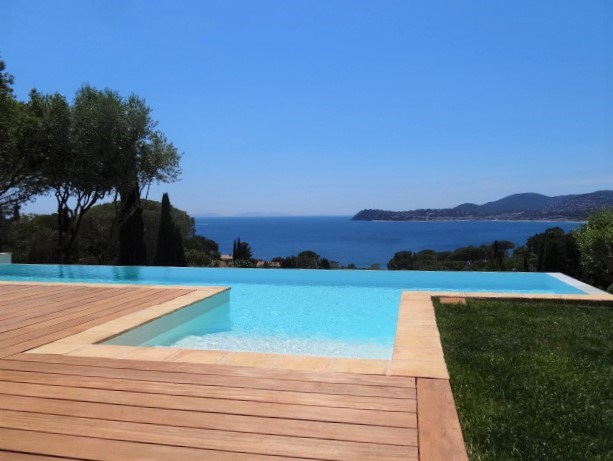 For rent La Croix-Valmer, 5 minutes walk from the beach 3 bedroom villa with pool and panoramic sea view.