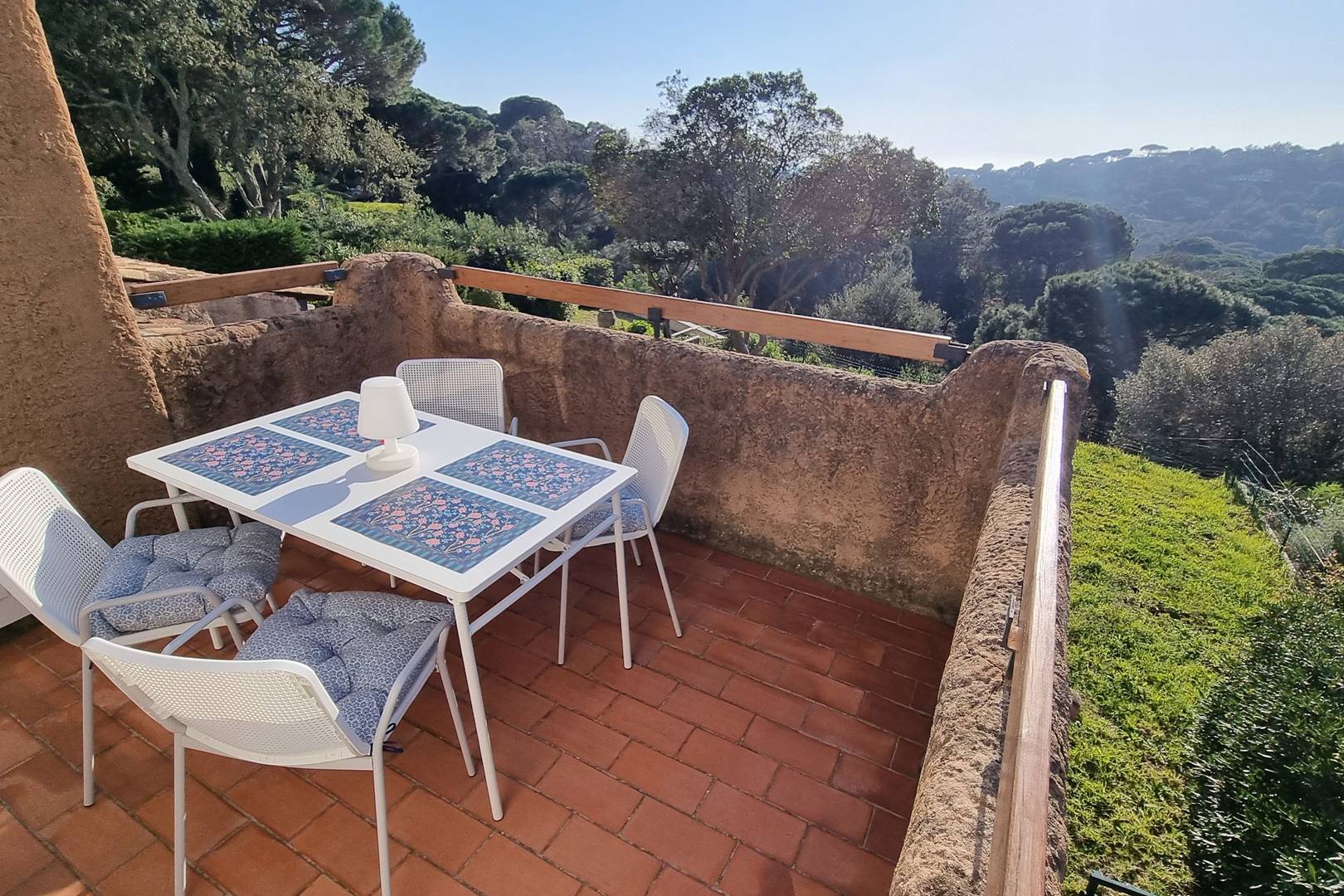 Location Gigaro, Appartement lumineux avec balcon et jolie vue collines